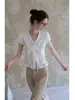 Camisa tipo polo blanca estilo francés con bordado de letras en la espalda, nuevo diseño de otoño 2026 para mujer, top único de corte holgado