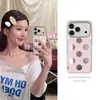 Adecuado para funda de teléfono Apple 17 Pro Max, Apple 16, Apple 15, diseño de lunares huecos rosa lindo de dibujos animados