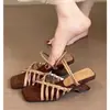 Sandalias Únicas de Diseño con Tira Fina Adornada y Tacón Irregular 2026 Verano Nuevas Sandalias Deslizables de Doble Uso Estilo Vacacional Perezoso para Mujer