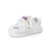 Tenis blancos para niños, zapatos para niñas, nueva colección primavera 2025, diseño de Cinnamoroll, para niñas y niños mayores, parte superior de piel, antideslizantes, zapatos deportivos casuales