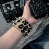 Pulseira Larga Hip-Hop com Rebites Exagerados, Pulseira de Couro com Rebites Estampa de Leopardo Retrô, Joia de Mão com Design de Alta Qualidade Atacado