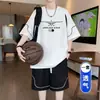 Traje corto de manga corta de moda estilo Hong Kong para hombre, conjunto casual de verano holgado versátil de camiseta y pantalones cortos de seda helada para deportes