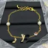 Pulsera Nueva de Diseñador Estilo Europeo y Americano Transfronteriza con Logo y Múltiples Flores en Forma de V para Mujer, Acabado de Alta Gama, Fotos Reales, Mayoreo