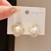 Pendientes de Plata Recubiertos de Oro Real de 14K con Aguja de Plata, Lujo Ligero, Flor de Zirconia y Perla, Pendientes Exquisitos y Elegantes con un Estilo de Nicho