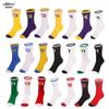 Calcetines de baloncesto finos de caña alta para niños, ideales para otoño e invierno. Calcetines deportivos para estudiantes con números de estrella. Venta al por mayor de calcetines deportivos para jóvenes.