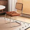Cadeira de jantar de rattan estilo vintage, modelo de designer europeu, adequada para uso doméstico e comercial, com estrutura metálica e assento acolchoado de couro, cadeira de lazer