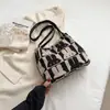 A bolsa popular deste ano 2023 nova moda online popular bolsa tote feminina grande capacidade Bolsa de ombro feminina de lona