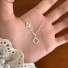 Colar Brilhante de Trevo de Quatro Folhas Duplo Vazado com Diamantes para Mulheres, Corrente de Clavícula Exquisita Minimalista de Alto Padrão Estilo Ins Design de Nicho de Luxo Leve