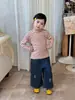 Ropa Infantil Estilo Coreano Nueva Otoño 2026: Camiseta a Rayas para Niña con Cuello Halter, Top en Capas y Pantalones Rectos Rasgados