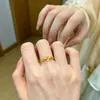 Anel Vintage Estilo Chinês Ouro Areia Filigrana Borboleta Orquídea Vazada para Mulheres, Novo Anel Liso Moda Chinesa com Design de Flor de Três Pétalas