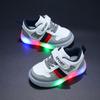 Sapatos casuais para meninos 2023 primavera e outono novo Velcro de estilo coreano sola macia sapatos infantis Sapatos de prancha para meninas LED Light Shoes