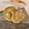 Sándalo Verde Tallado Pixiu Fortuna y Prosperidad Adorno de Madera Portátil, Mascota de Té Gato de la Suerte, Decoración Artesanal de Escritorio