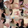 Brincos Pequenos em Formato de Coração de Alta Qualidade Atacado, Brincos de Pérola Personalizados Populares da Moda, Tarraxas de Borboleta com Franjas Exquisite para Mulheres