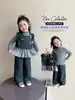 Chal de Niña Traje Casual Primavera y Otoño 2026 Nuevo Estilo Coreano Conjunto de Otoño a la Moda para Niños, Elegante Conjunto de Tres Piezas para Bebés