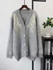 Casaco Suéter de Lã Pesada com Design de Lantejoulas de Comprimento Médio Novo Outono/Inverno 2026 Estilo Coreano Cardigan de Tricô Solto para Mulheres
