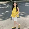 Conjunto Novo de Verão 2026 para Meninas Estilo Coreano: Blusa Amarela Estilo Boneca, Blusa Sem Manga com Gola, Conjunto de Duas Peças Tendência com Top e Shorts