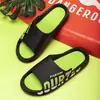Venta especial de liquidación en pantuflas para hombre, disponibles en varios tamaños y estilos, incluyendo chanclas y sandalias de dedo, adecuadas para puestos y mercados nocturnos