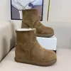 Botas de neve femininas do Nordeste, forradas com fleece e espessadas, estilo novo e moderno para o inverno 2026, sapatos de algodão impermeáveis e antiderrapantes, botas femininas com aumento de altura invisível