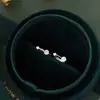 Mini aretes colgantes estilo coreano de circonita cúbica, delicados y brillantes, con pequeños cristales colgantes, perfectos para usar en capas, elegantes y con estilo, al por mayor para mujeres