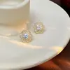Diseño Exclusivo Exquisito Flor de Zirconia Hueca Pendientes Pequeños Fragantes Nuevos Pendientes de Tachuela de Lujo Ligero Pendientes Pequeños Versátiles