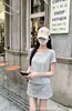 Top feminino simples de cor sólida, manga curta, gola U, estilo básico, para o dia a dia, fornecimento no atacado de lojas físicas, entrega em peça única