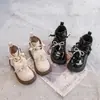 Botas estilo Martin para meninas, nova coleção outono 2026, botinhas de tornozelo estilo princesa para crianças com forro de fleece e detalhes de pérolas, botas pequenas de couro da moda