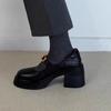 Sapatos de Couro com Solado Grosso e Bico Redondo para Mulheres 2026 Estilo Britânico Versátil Retrô Boca Rasa Tira com Fivela Salto Grosso Sapatos Mary Jane