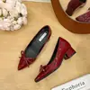 Sapatos de Salto Alto Fino com Bico Fino e Laço Pequeno Estilo Noite 2025 Novo Solado Macio Salto Grosso Delicado Couro Envernizado Sapatos com Altura Interna para Mulheres