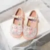 Sapatos de couro femininos versáteis com laço de desenho animado, novo estilo verão 2025, casuais e modernos para crianças de tamanho médio e grande, perfeitos para combinar com saias.