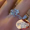 Anillo de Zirconia con Adorno de Flor de Diseño Nicho Estilo Japonés y Coreano para Mujer, Versátil para el Trabajo Diario, Joyería Transfronteriza de Lujo Ligero al por Mayor para Mujeres