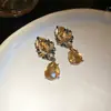 Aretes de Aguja Plateada con Flores Incrustadas de Diamantes y Borlas de Gota de Agua, Lujo Ligero y Sensación de Alta Gama, Accesorios de Oreja de Moda y Delicados con un Diseño Único