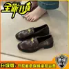 Mocassins de Estilo Britânico Versáteis com Solado Macio e Fivela Dourada para Mulheres 2026 Outono Novo Confortáveis para o Dia a Dia Sapatos de Salto Baixo Moda Sapatos Pequenos de Couro
