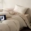 Conjunto de cama de quatro peças, 60 unidades, 100% algodão, trama espessa, textura em relevo, com bordas enroladas, apresentando um design simples e de cor sólida, incluindo uma capa de edredom de algodão, lençol e lençol com elástico