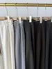Estas calças de caimento solto e que afinam a silhueta são indispensáveis! Calça casual de alta qualidade, sob medida, de corte reto, com cintura alta e caimento fluido, feita de uma mistura de lã e acetato
