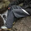 Pantalones casuales nuevos para hombre para trabajo al aire libre, resistentes al agua, con diseño dividido, pantalones largos y cierre ajustable de cuatro botones.