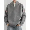 Suéter de rayas y bloques de color con media cremallera y cuello alto estilo Old Money, tejido casual suelto y relajado para hombre para otoño e invierno