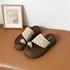 Chanclas de Playa Suaves con Suela Blanda, de una Sola Tira y Plisadas, para Usar con Faldas, Nuevas Sandalias de Suela Gruesa para Mujer Verano 2025