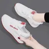 Zapatos Deportivos Nuevos de Verano 2022 para Mujer Moda Coreana Zapatos Deportivos Transpirables Tejido Volador Casual Zapatos para Correr Cuadros Zapatos de Madre