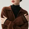 Bai Cai Rong 2026 Outono/Inverno Nova Camisa Polo Decote V Caimento Solto Cor Sólida Elegante Versátil para o Trabalho Emagrecedor Macia e Confortável