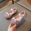 Elegantes zapatos Mary Jane brillantes con lazo para niñas, nuevo estilo dulce de princesa, modernos zapatos pequeños de piel para el uso diario del bebé