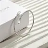 Pulsera Minimalista Versátil Transfronteriza de una Sola Capa con Extremos Planos y Apertura Ajustable, Superficie Lisa, Joyería Popular de Estilo en Línea