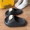 Nuevas zapatillas de gatito de dibujos animados súper suaves, ligeras, de moda, versátiles, con suela gruesa, de venta caliente 2026 para mujer, zapatillas de verano antideslizantes