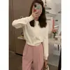 Cárdigan de punto gris estilo coreano para mujer, una pieza fina y sencilla de otoño que estiliza, presenta mangas largas, un cuello redondo y está diseñado como una prenda exterior casual.