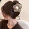 Presilha de cabelo estilo vintage que não danifica os fios, na cor café com toque de luxo, presilha de tubarão de pelúcia, acessório de cabelo fofo e doce para penteados presos.