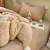 Conjunto de cuatro piezas estilo INS girly de lana de cordero con pompón grande, Clase A, de terciopelo de leche, engrosado y cálido para invierno, adecuado para ropa de cama de dormitorio de estudiante