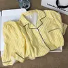 Pijama casual de estilo coreano para mujer, a rayas amarillas y blancas, con cuello camisero, pantalones cortos de manga corta, adecuado para usar en exteriores, algodón nube, conjunto de dos piezas para dormitorios estudiantiles