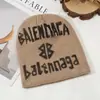 Chapéu de Lã Tricotado Quente Versátil para Outono e Inverno, Novo Estilo Doce e Descolado para Meninas, Gorro Estilo Americano com Grafite, Chapéu Personalizado Tendência para Clima Frio