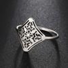 Anillo de Acero de Titanio Vintage Flor Hueca Moda Lujo Ligero Mismo Estilo para Pareja Joyería Venta al por Mayor de Fábrica Anillo de Acero Inoxidable