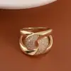 Anillo Irregular con Incrustaciones de Circonia, Venta Caliente de Comercio Exterior Europeo y Americano, Diseño de Nicho de Lujo Ligero de Alta Gama, Galvanizado en Oro de 18K, Hipoalergénico