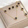 Brincos, Colar e Pulseira da Sorte Flor de Cinco Folhas Vendidos Quentes Transfronteiriços, Conjunto de Joias Simples de Flor de Cinco Pétalas para Mulheres